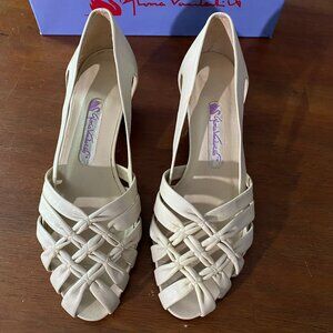 Size 6.5 Gloria Vanderbilt Beige Women's Dress Shoes